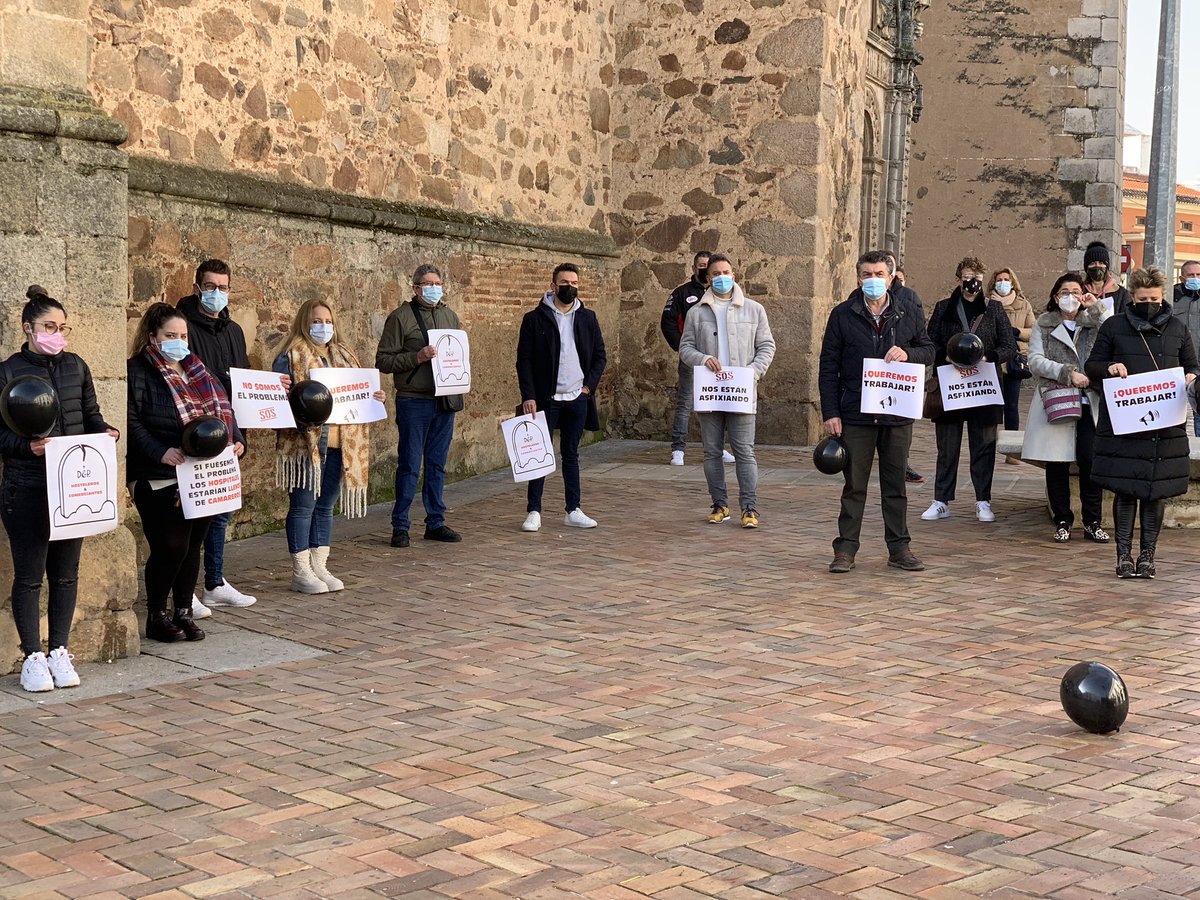 copealmendralej's tweet photo. El comercio y la hostelería se concentran en la plaza de España. “Queremos auxilio, nos estamos muriendo”. https://t.co/hNmCov0PP1