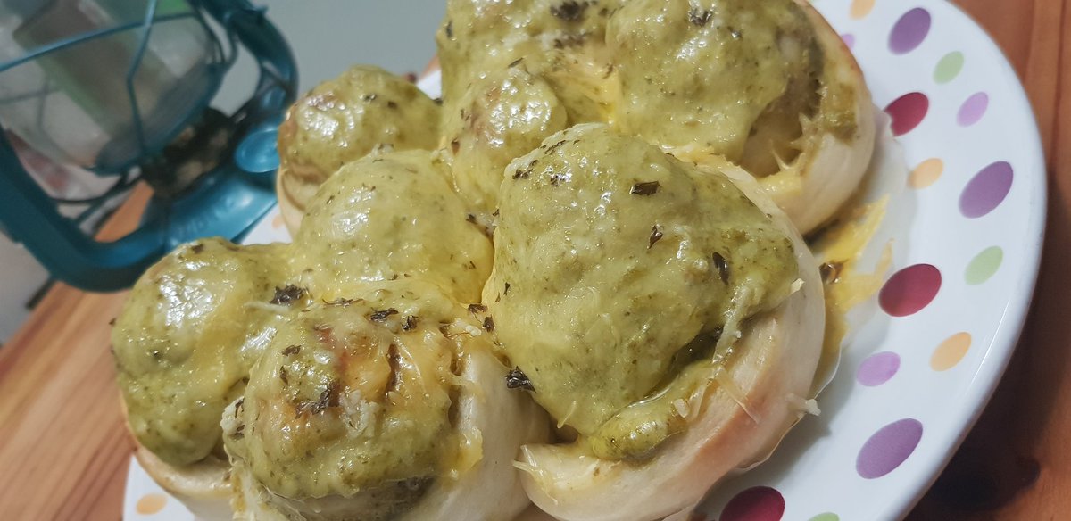 uberliciousph's tweet photo. Giving in to my cravings... #ChefyWifey Cheesy Garlic Pesto Rolls https://t.co/WGqqjHHvZd
