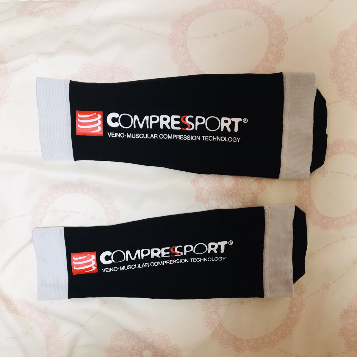 hleb_the_smith's tweet photo. 最近買った" #COMPRESPORT"っていうスイスのメーカーのカーフガードなんだけど、目ん玉飛び出るくらい良い。これ付けたらリカバリーが3倍速になる！ワイは主にランニングの後に付けてるけど、現役でサッカーやってる人にもおすすめ https://t.co/rg1UvlpNnT