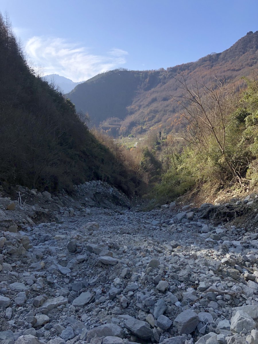 Debris flows transport a wide range of grain sizes, from clay to boulders. I am particularly interested in how the grain size distribution of debris flow deposits relates to debris flow evolution and deposition.