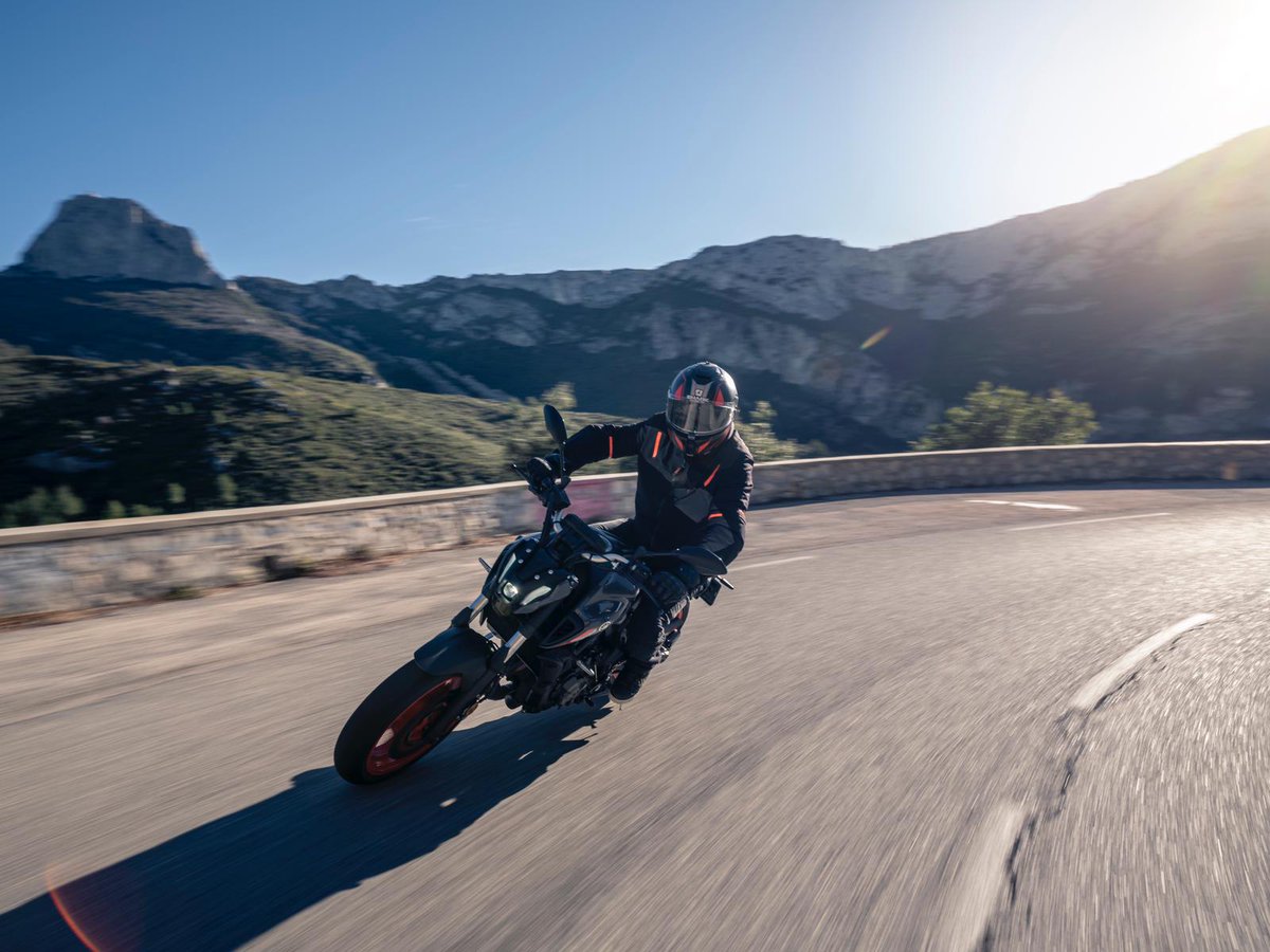 YamahaMotorFr's tweet photo. #MTtest Deuxième journée sur l'essai presse de la nouvelle MT-07 2021 près de Marseille ! https://t.co/0NBWZkxRgR