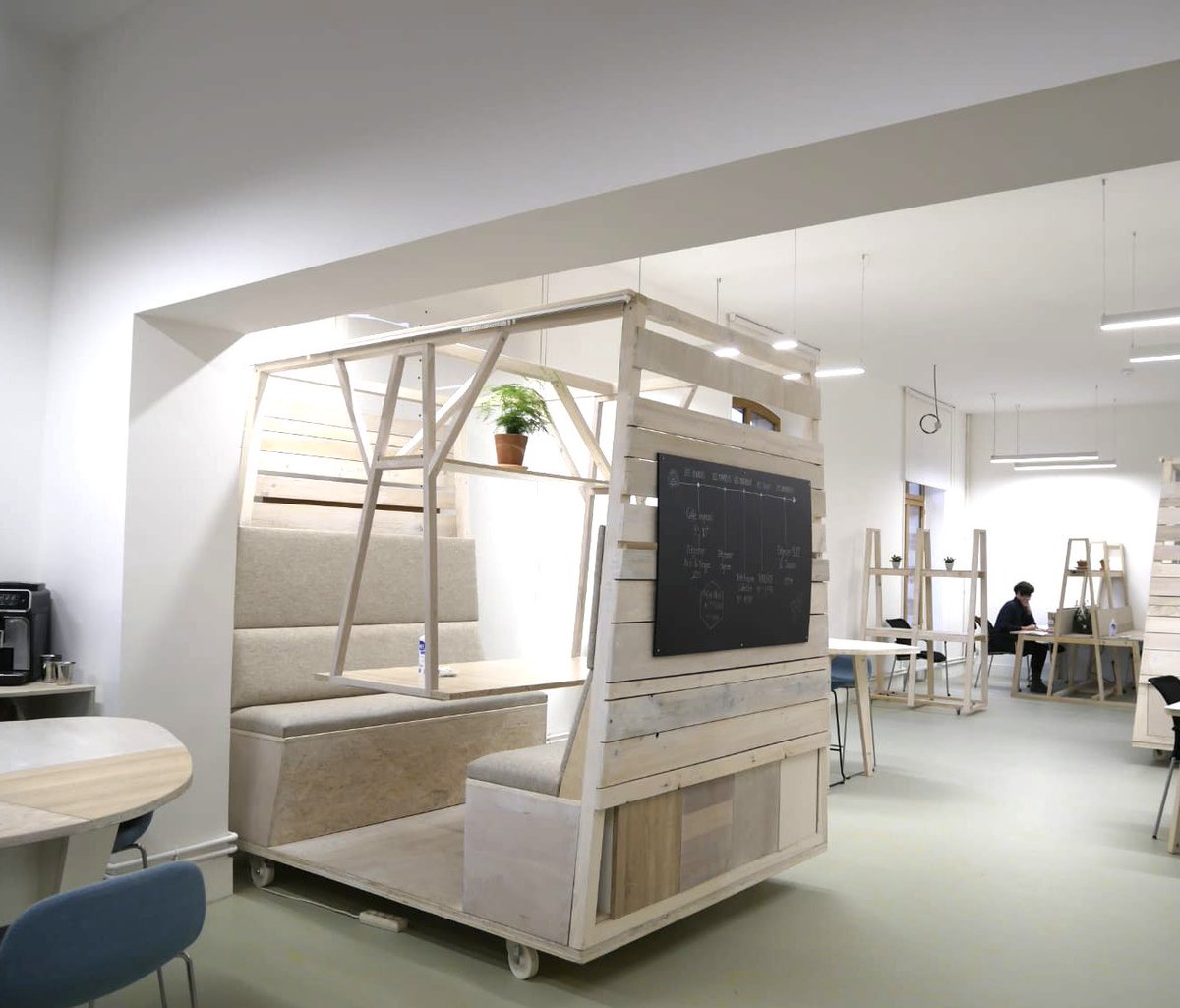 Toujours présente pour soutenir <a href="/LaRuche78/">La Ruche Saint-Germain-en-Laye</a> 🐝 sur notre territoire
♻️Un lieu unique de créativité entrepreneuriale au service du monde de demain, plus durable et inclusif #ESS 
➡️Inauguration d’un nouvel espace de travail dédié à l’innovation sociale
avec le soutien <a href="/iledefrance/">Région Île-de-France</a>