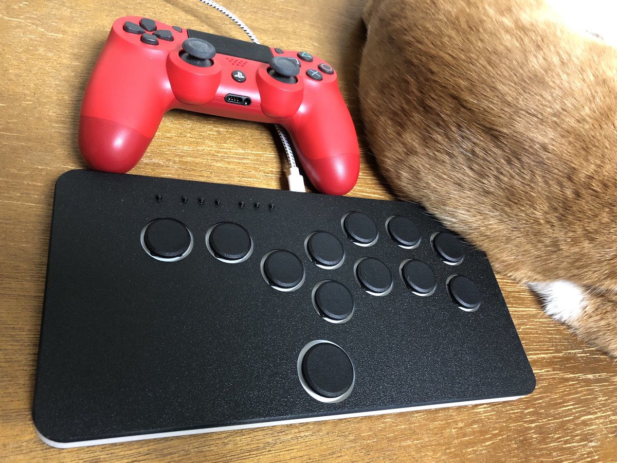 Bebe_Bon_'s tweet photo. 薄型ヒットボックス届いたのでおねこ比🐱
左上のちっちゃいぽちぽちがボタンになってるぽい。 https://t.co/MzuqTE3Kau