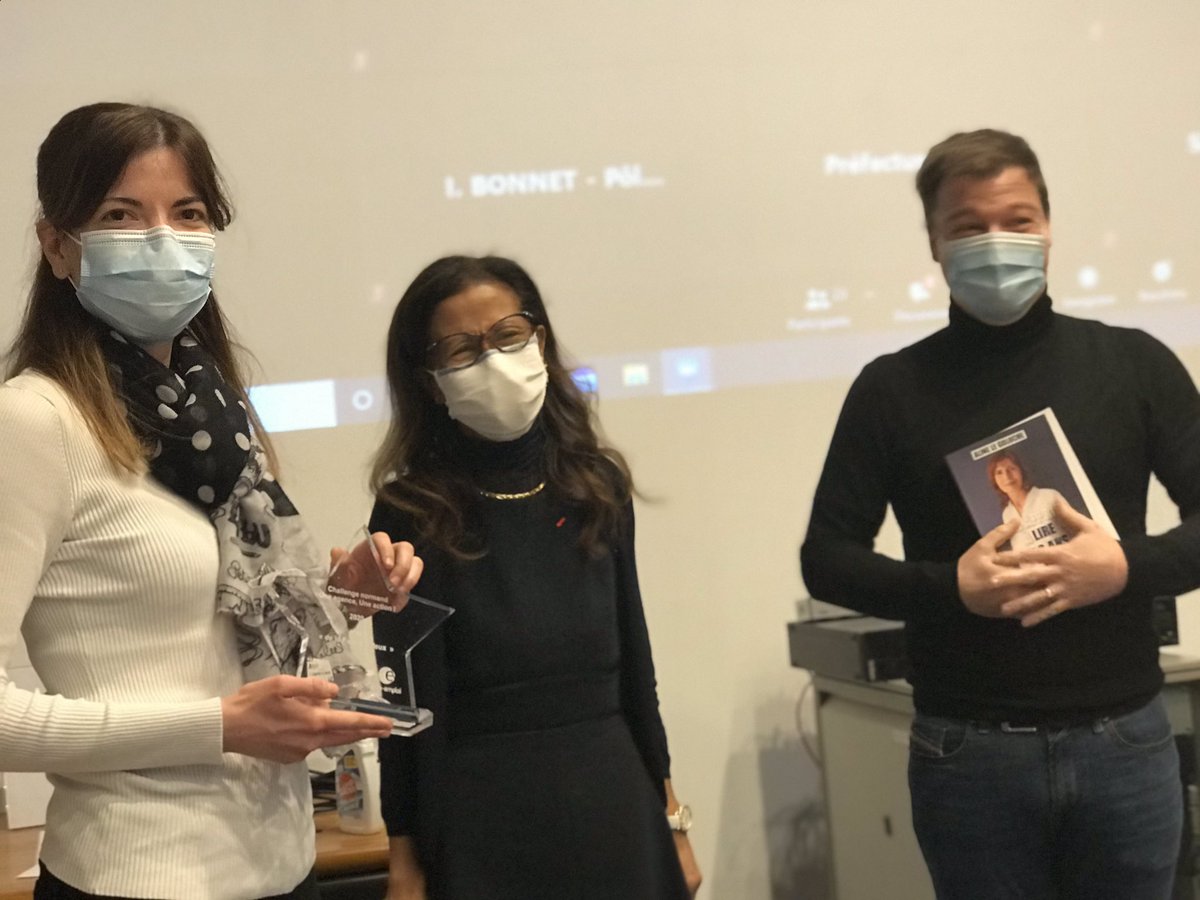 FTravail_NDIE's tweet photo. Remise de prix aux agences @poleemploi_ndie par le Secrétaire Général pour les Affaires Régionales @Prefet76, la directrice régionale @poleemploi_ndie et le directeur @ANLCI_Lyon, pour leurs actions de la lutte contre #illettrisme en #Normandie. En présence des acteurs locaux https://t.co/7pNSKtTxTC