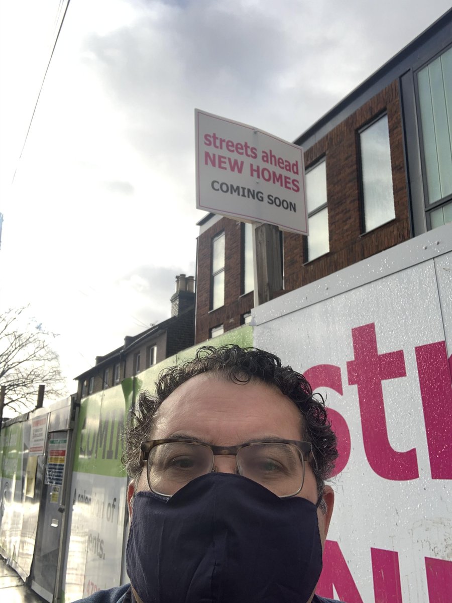 streetsaheadgrp's tweet photo. Here is Dominic from our New Homes team out and about giving a property tour! And of course, staying safe and wearing PPE. A 15-minute viewing can be booked once you have seen a virtual tour of the desired property.

#staysafe #Covid19UK #streetsahead #estateagent #croydon https://t.co/B0YzK8HWJq