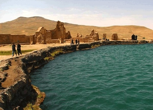 IraninMi's tweet photo. #DaryacehGanj, "lago del tesoro", al centro del sito archeologico di #TakhteSoleyman. Leggenda vuole custodisca beni preziosi in una città nascosta sul fondo. #Iran #Turismo https://t.co/hgmCUUYhxS
