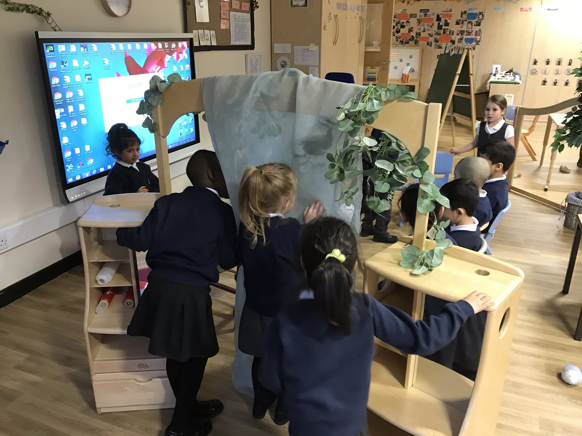 StPaulsBolton's tweet image. Reception have been super busy this morning, look at their fantastic house! #teamwork #beingimaginative #playingandlearningtogether