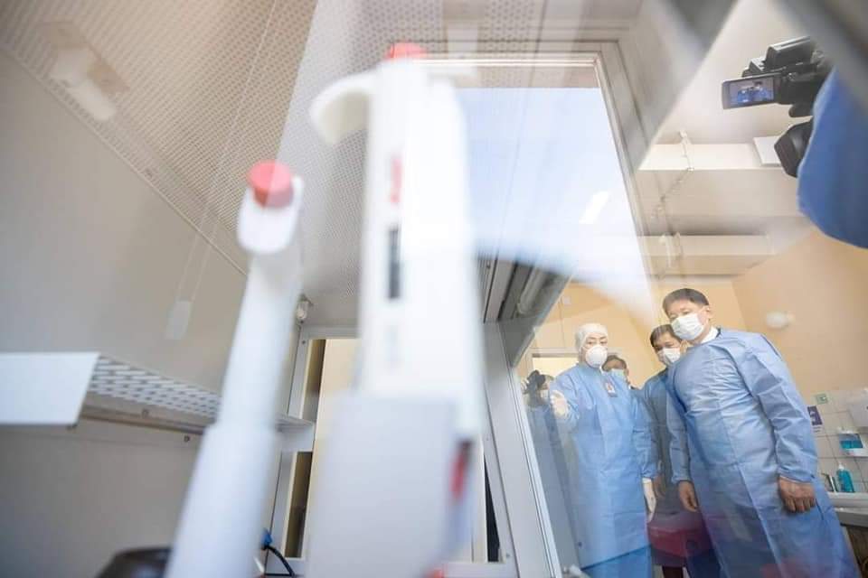 Улсын нэгдүгээр төв эмнэлэгт PCR шинжилгээ хийх молекул биологийн лаборатори шинээр байгуулж, ашиглалтад орууллаа. 
Энэ лаборатори нээгдсэнээр Улаанбаатар хотод ХӨСҮТ, ЗӨСҮТ, НЭМҮТ гээд нийт дөрвөн газарт PCR шинжилгээг зэрэг хийх боломжтой болж байна.