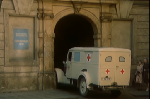 W które zaangażowany jest nie tylko personel medyczny, ale też miejscowy hotelarz, a nawet wysoko postawieni funkcjonariusze ministerstwa zdrowia w Pradze. Czy szajka wichrzycieli ma jednak jakiekolwiek szanse w starciu z błyskotliwym SNB-akiem?...