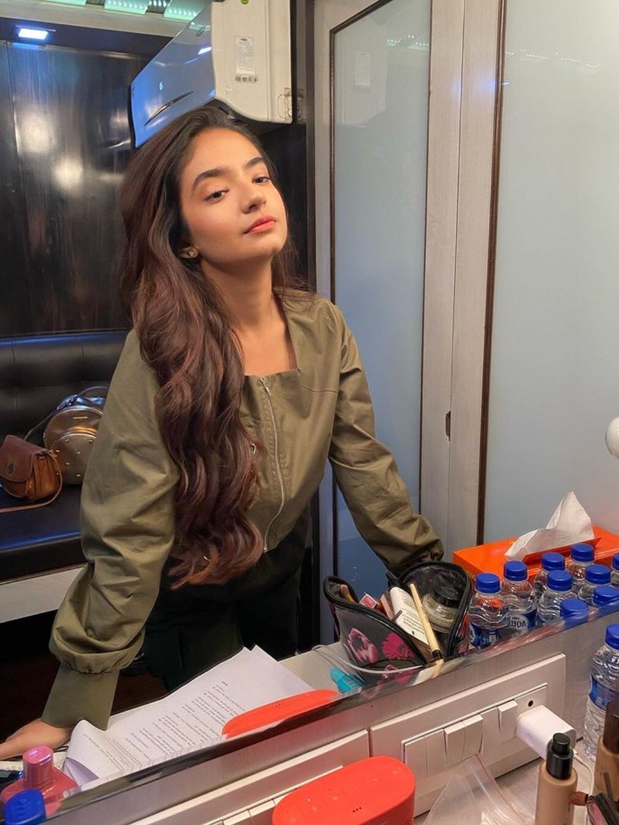 senheist's tweet photo. our hottest queen #morepowertoanushkasen https://t.co/Cc76et7BHZ