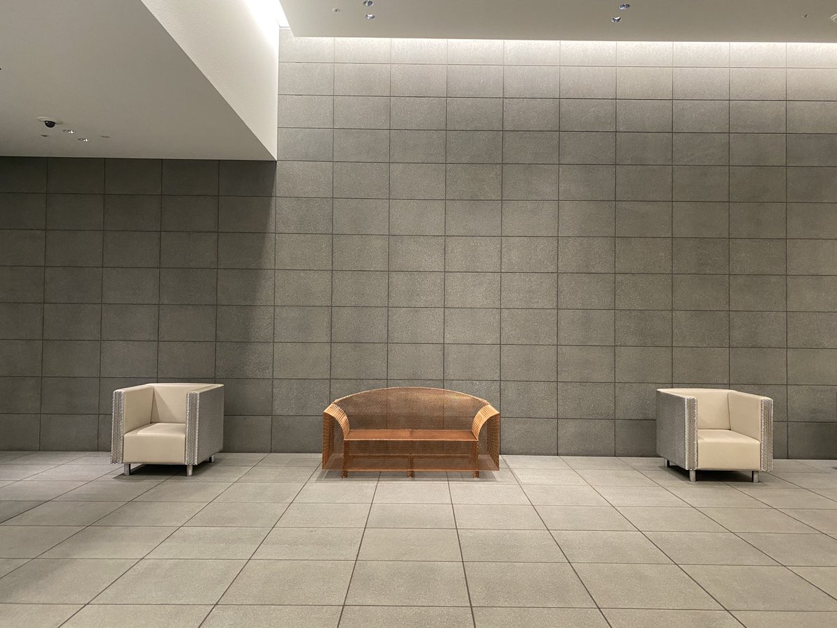 青野 尚子 アーティゾン美術館 ロビーのクラマタ椅子 中央は ハウ ハイ ザ ムーン 2枚目のレア クラマタはよく見たら脚もガラスの座面を支えるところも不規則な並びだった