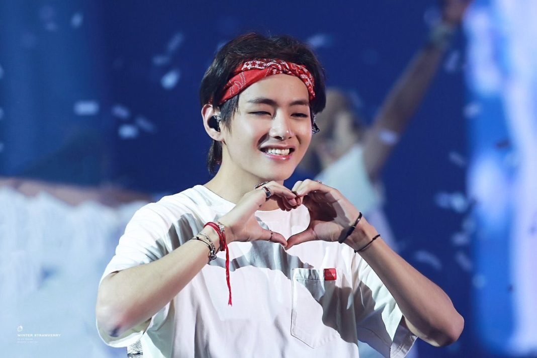 _p_e_o_p_l_e__'s tweet image. #TaehyungYouArePerfect
Самая красивая улыбка💜💜💜