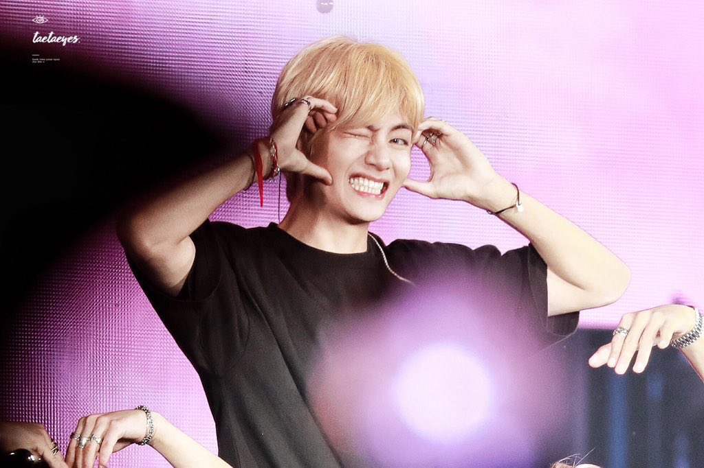 _p_e_o_p_l_e__'s tweet image. #TaehyungYouArePerfect
Самая красивая улыбка💜💜💜