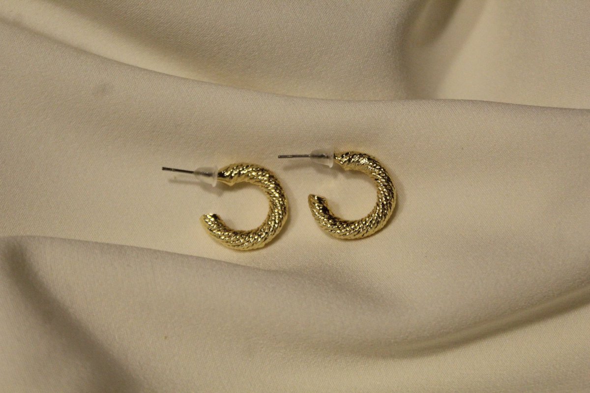 Kaliteli ve celik takilar için #shopier linki bio’da 🥰💫 #küpealtın #altınküpe #shopping #takıtasarım #tasarımtakılar #earrings