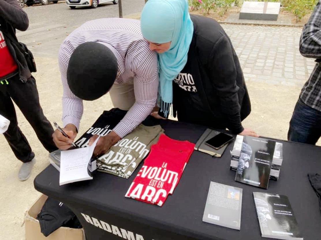 EditionNo's tweet photo. No Go Zone a organisé une rencontre avec les lecteurs de «banlieues:je les accuse de désinformation»face au siège de @Valeurs magazine de la droite extrême faisant de la désinformation,de l’information détournée voire inventée toujours en utilisant des termes démesurés https://t.co/Y4OjFzLFHc