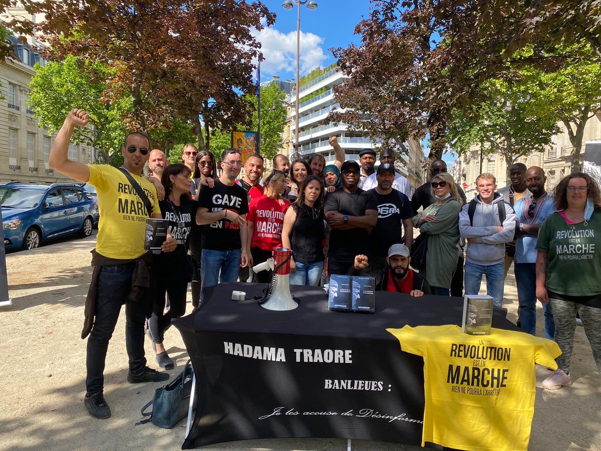 EditionNo's tweet photo. No Go Zone a organisé une rencontre avec les lecteurs de «banlieues:je les accuse de désinformation»face au siège de @Valeurs magazine de la droite extrême faisant de la désinformation,de l’information détournée voire inventée toujours en utilisant des termes démesurés https://t.co/Y4OjFzLFHc