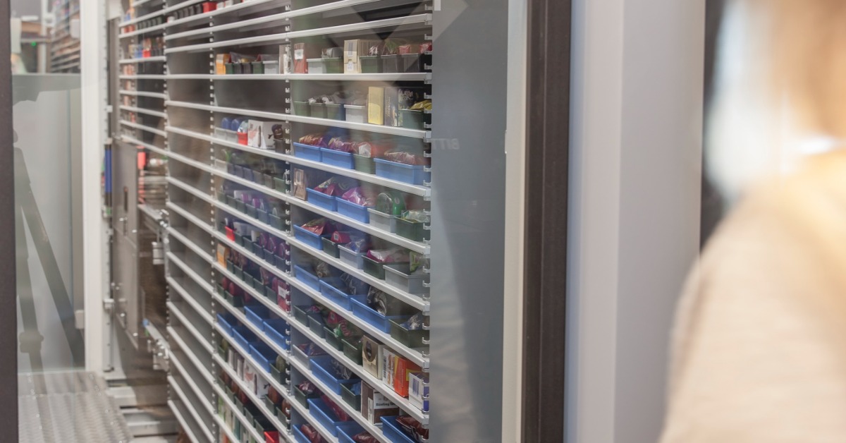 Zu lange gearbeitet, im Stau gestanden oder einfach zu spät los und jetzt hat der Supermarkt zu? In Oldenburg ist das kein Problem. Da kommen auch Spät- oder Nachtshopper an ihre Einkäufe. Mehr dazu in unserem Interview: bit.ly/Ausgabeautomat…
#retailtechnology #fulfillment