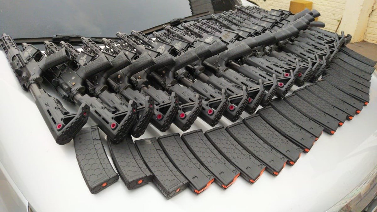 Pero EEUU no es la única fuente de estos fusiles difíciles de rastrear. En septiembre en Paraná, Brasil secuestraron este lote de fusiles. Verán que los lowers llevan marcajes Colt, pero son falsos marcajes. Hay fabricas de airsoft en China que están fabricando/adaptando lowers.