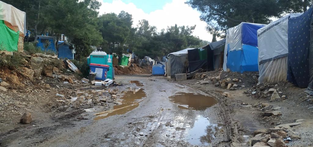 In #Greece more than 7000 people are facing a new cold winter trapped in miserable conditions in tents funded by the #EU in #Lesbos. Many more are living in subhuman conditions in #Samos reception center 👇#nomoreMoria #MigrationEU #Eplenary 3/5