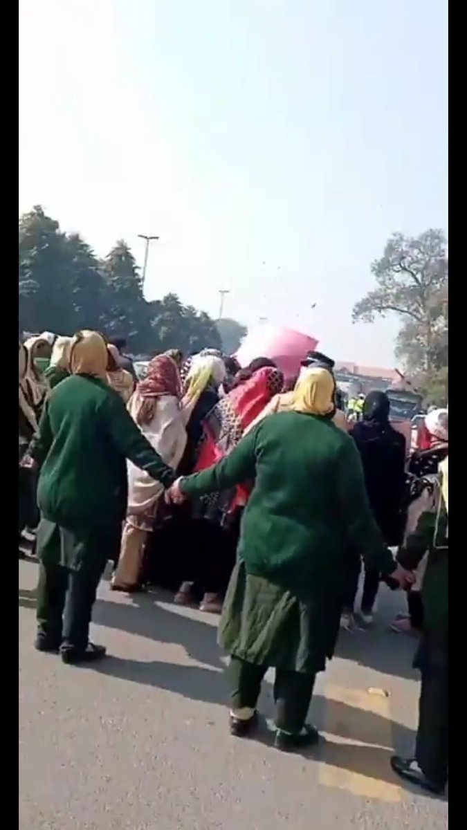 AminaSuleman18's tweet photo. LCWU STUDENTS WANT ONLINE EXAMS!!
We Don't Accept This.. We Want Online Exams
We WANT JUSTICE!
We will protest till we are heard 
#takeonlineexamsLCWU
#lcwuwewantjustice
#lcwu
#StudentsDemandOnlineExams https://t.co/BNaIgUNeGN