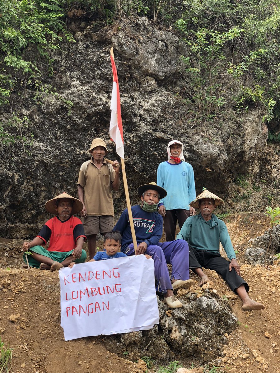 Yang tua dan yang kecil tetap semangat untuk berjuang! Menanamkan perjuangan untuk generasi penerus agar tetap mengaja kelestarian pegunungan Kendeng. Kendeng lumbung pangan bukan tambang. #kendenglestari #savekendeng #TolakOmnibusLaw #BatalkanUUCiptaKerja
