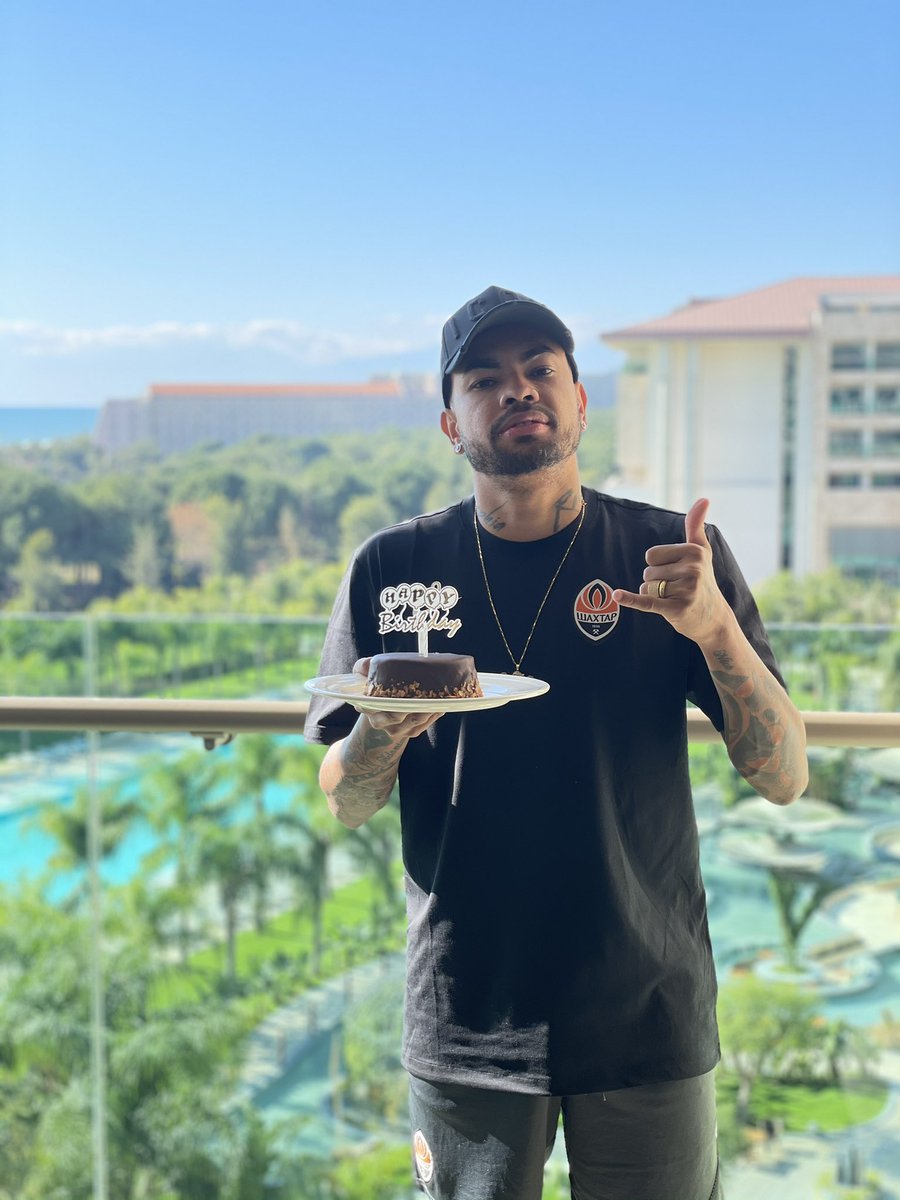 dentinho's tweet photo. Obrigado meu Deus 3️⃣2️⃣🎂🎉 #Gratidao #happybirthdaytome https://t.co/nbklScBlIn