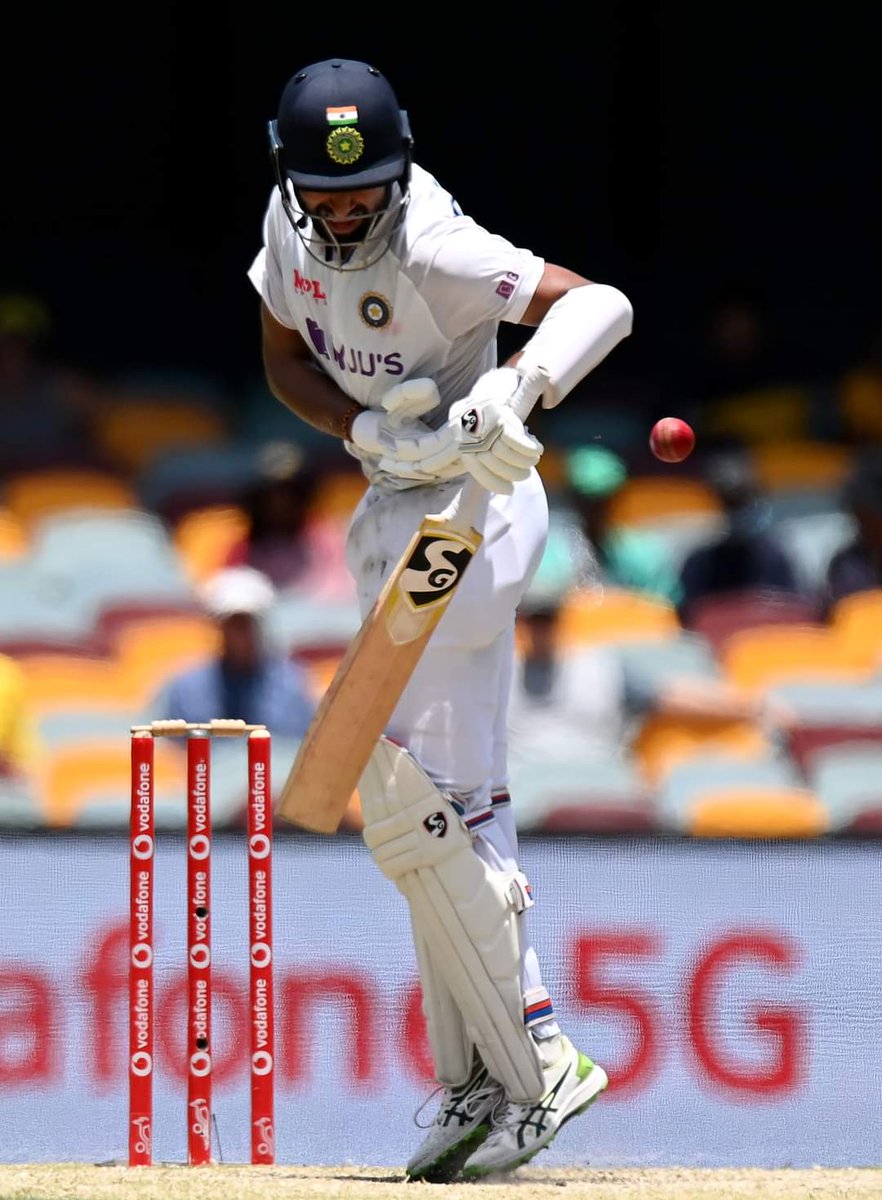 புஜாராவின் ஹெல்மட்டை தாக்க சற்றே அதிர்ந்து போனார்கள் இந்திய ரசிகர்கள் மீண்டும் அதே போல நெஞ்சை உரசுவது போல ஒரு பந்து தொடர்ந்து கம்மின்ஸ் இத போல பந்துவீச்சை கொண்டு புஜாராவை தாக்கினர் எதற்கும் விட்டு கொடுப்பது போல இல்லை புஜாரா நன்குரம் போல நிலைத்து நின்றார்.மறுபுறம் கில் சிறப்பான