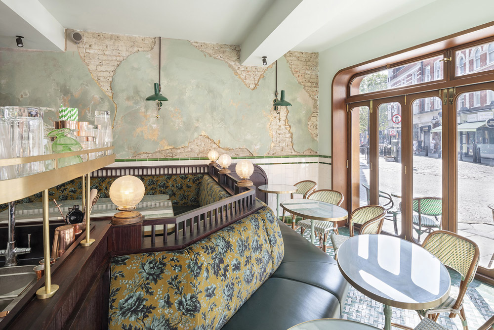 Wuns Tea Room, Soho.

Nestled on the corner of Greek Street and Old Compton Street a transformation took place from traditional Bun House to a Tea Room and Bar ready to take on the vibrant Soho district.

#bespokebybluecrow