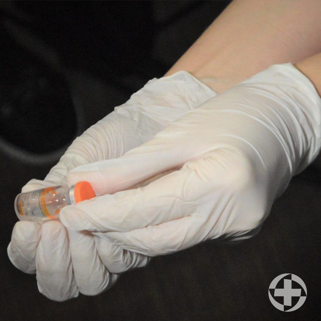 ProSaudeOficial's tweet photo. Um dia histórico!💉 As primeiras profissionais de saúde vacinadas no PA são colaboradoras da Pró-Saúde no Hospital de Campanha do Hangar. A Shirley Maia, 37 anos, e a Marielza Monteiro, 57 anos, são técnicas de Enfermagem e atuam na linha de frente! #VemVacinar https://t.co/lwy0A26T01