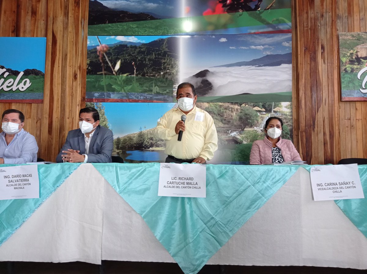 #EnEstosMomentos | Con la presencia de los alcaldes <a href="/HitlerAlvarezB/">Hitler Álvarez Bejarano</a> de El Guabo, <a href="/cesarencaladae/">CÉSAR ENCALADA ERRÁEZ</a> de Pasaje, <a href="/MacasDario1/">Darío Macas</a> de Machala y viceprefecta de El Oro, se realiza Sesión de Concejo, dónde se desarrolla la Socialización del estado actual de la cuenca de Casacay, en Chilla.