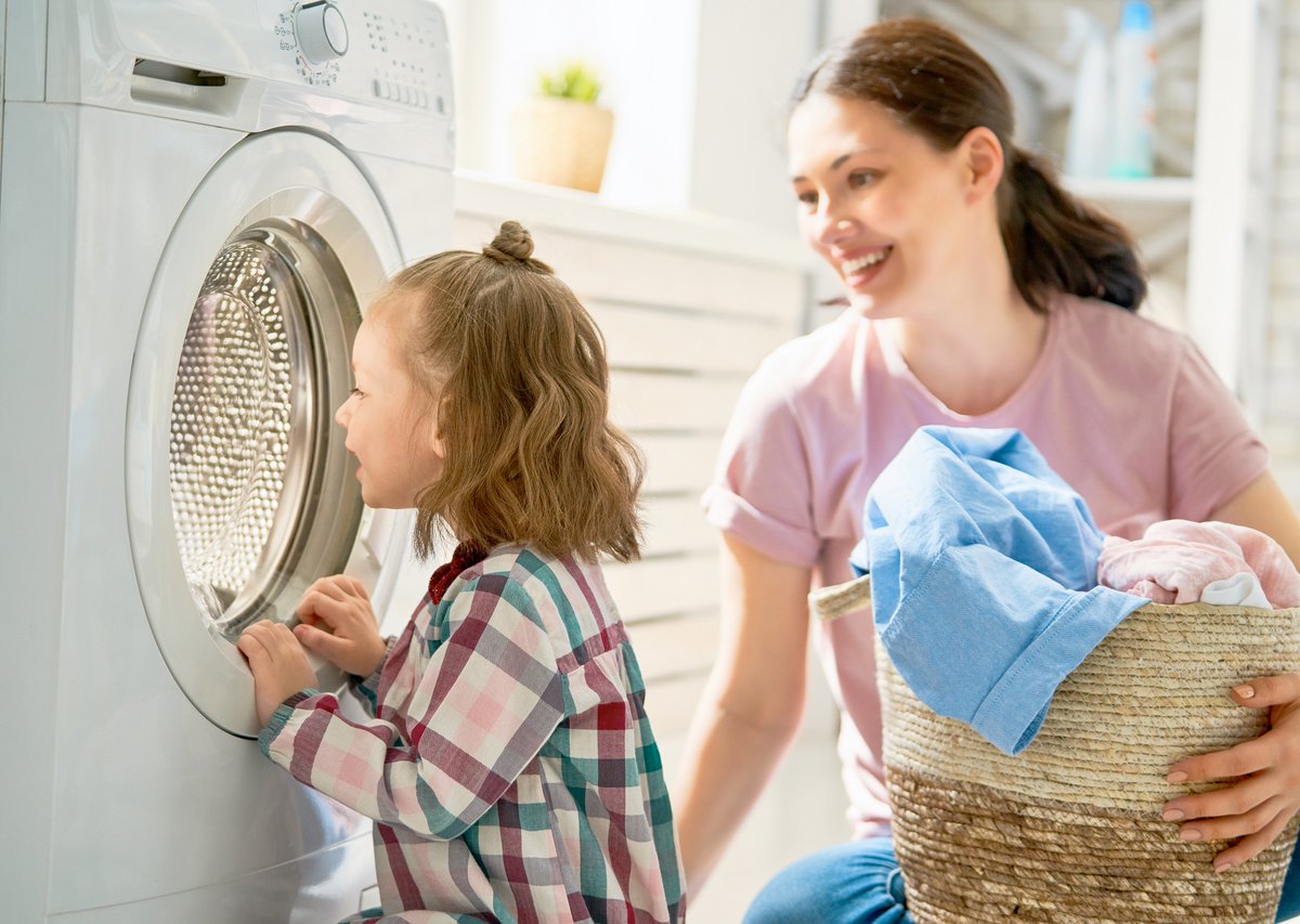 Did the laundry. Семья стирка. Ребенок стирает. Девочка помощница. Девушка стирка.