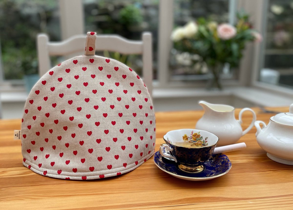 fromvioletmay's tweet photo. Excited to share the latest addition to my #etsy shop: Heart Print Valentine's Tea Cosy https://t.co/7RtME2wrz0 #beige #valentinesday #red #valentinesgift #heartprint #heartteacosy #redheartcosy #valentinespresent #lovegift https://t.co/Y2M2TRfYwU