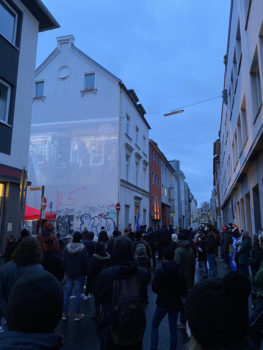 iLKoeln's tweet photo. Wir sind auf der Kundgebung von unsere Genoss*innen von @CologneK2. Heute vor 20 Jahren, am 19. Januar 2001, explodierte in der Probsteigasse in #Köln eine vom #NSU platzierte Bombe. Die Tochter des Inhabers wurde dabei lebensgefährlich verletzt. #KeinSchlussstrich #KeinVergessen https://t.co/6ndPNGaEvY