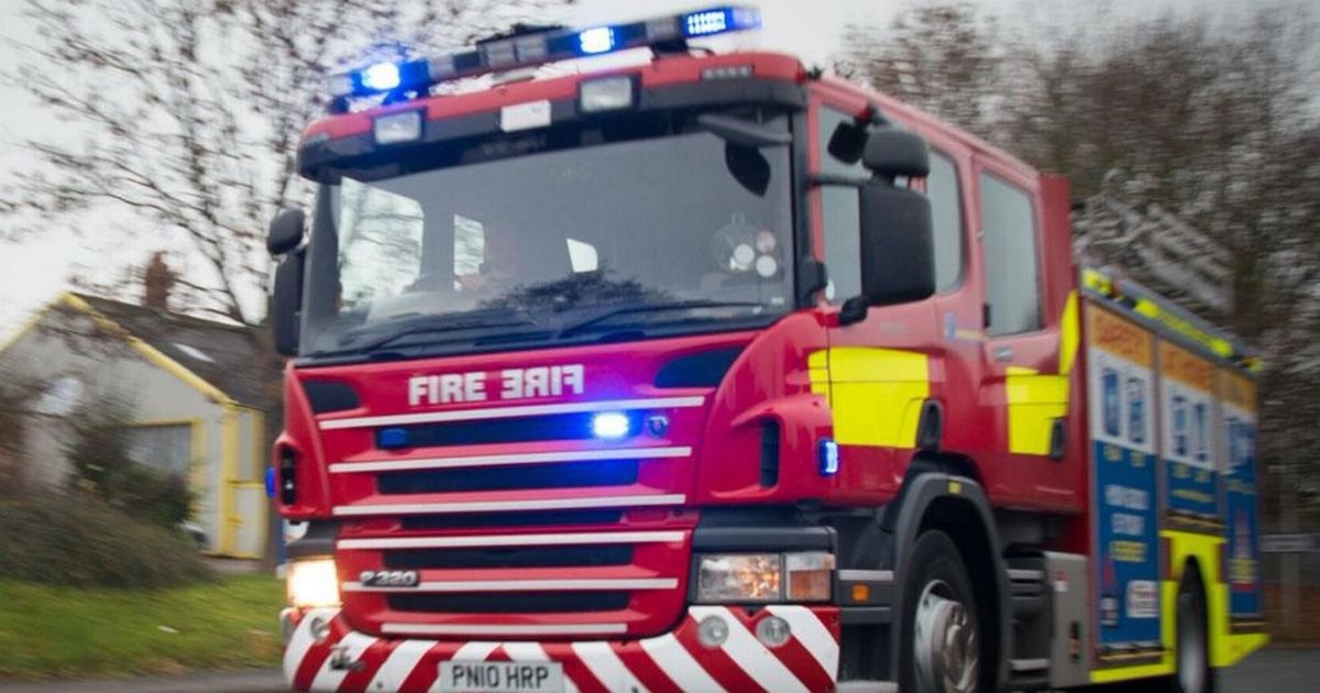 CongletonFS's tweet photo. #Congleton duty watch worked together with @SandbachFS @AlsagerFS and @Maccfire to quickly extinguish a fire in a local industrial unit this morning #OneTeam Thank you to the member of the public who helped raise the alarm 🚨 quickly.   #BusinessContinuity https://t.co/kD7m866boD https://t.co/Q8UbrfsvDC