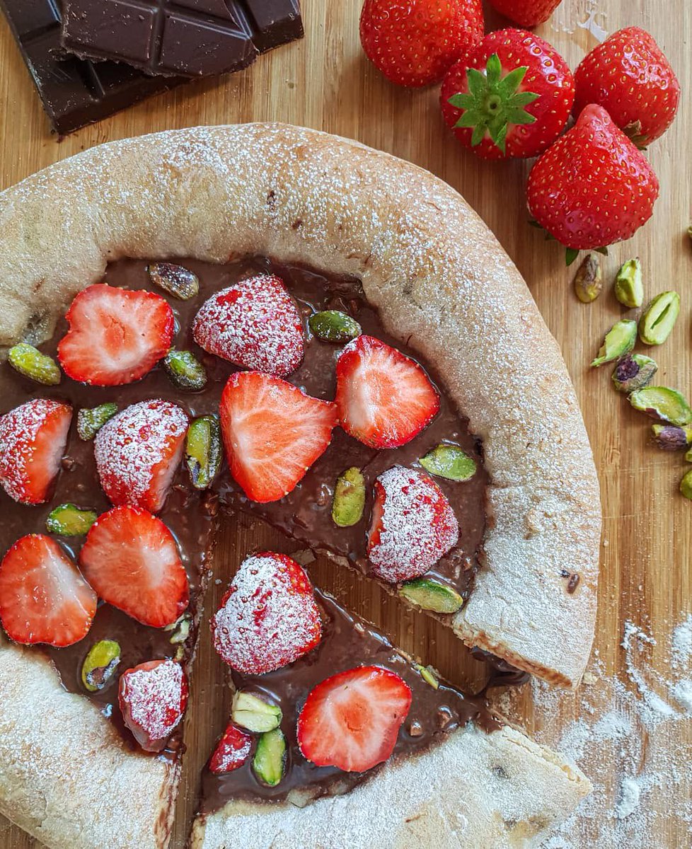 Ever tried  choc, strawbs and pistachios on pizza dough? DO IT. You won't regret it 👀 🍓

Who you sharing yours with?

Credit @bakerandbowl

#chocolatepizza #dessertpizza