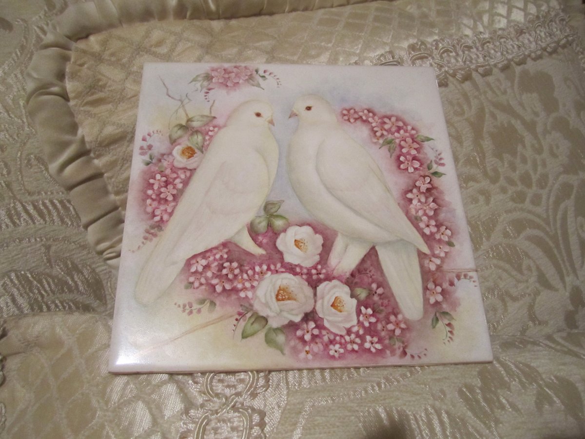 BonnieLouLane's tweet photo. DOVES With ROSES - Hand Painted Trivet Using Overglaze China Paints by BonnieLouLane OG https://t.co/IHJXM8dwHq #EtsyTeamUNITY #Handmade #fineartforsale #TMTinsta #PaintedCeramic https://t.co/LCTklp2CDz