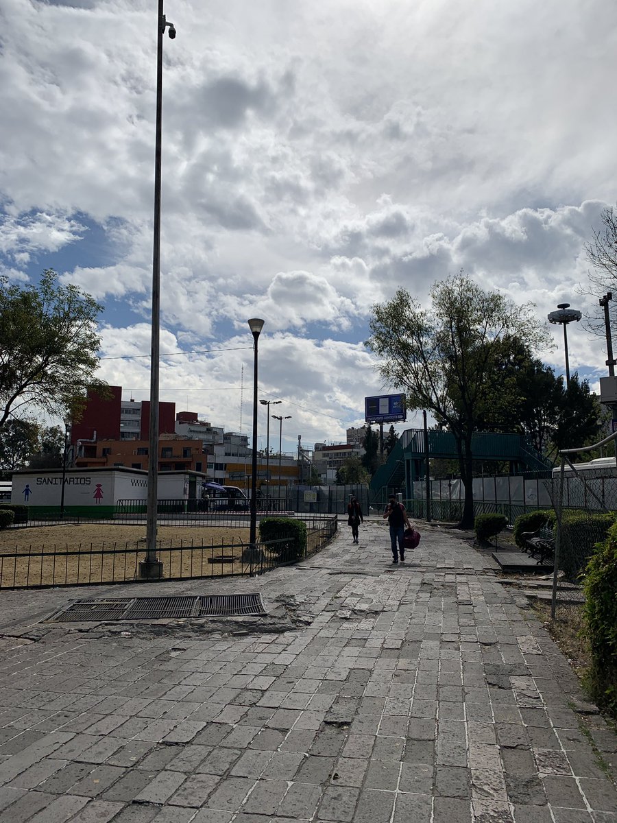 MartinGBarba's tweet image. Este es el paso de miles de locales, ciclistas y turistas que salen o entran al bosque de Chapultepec, de la conexión entre polanco y la condesa, el acceso al metro Chapultepec y su parada de autobuses. ¡Está de miedo!  ¿A quien le toca arreglarlo? @LaSEMOVI @SOBSECDMX