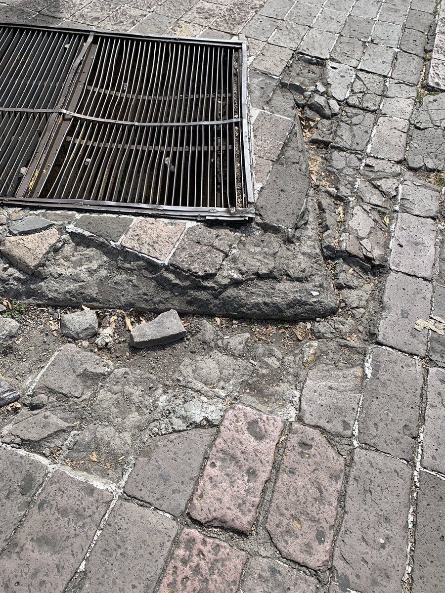 MartinGBarba's tweet image. Este es el paso de miles de locales, ciclistas y turistas que salen o entran al bosque de Chapultepec, de la conexión entre polanco y la condesa, el acceso al metro Chapultepec y su parada de autobuses. ¡Está de miedo!  ¿A quien le toca arreglarlo? @LaSEMOVI @SOBSECDMX