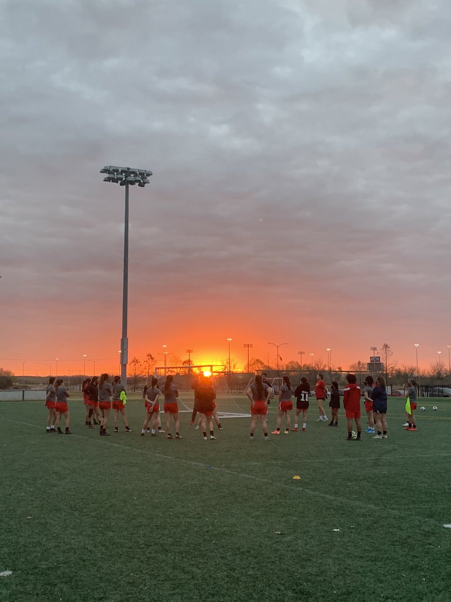 USTWSoccer's tweet image. Another sunrise, another new beginning. Our first practice back 🌅⚽️ #USTWS USTBound