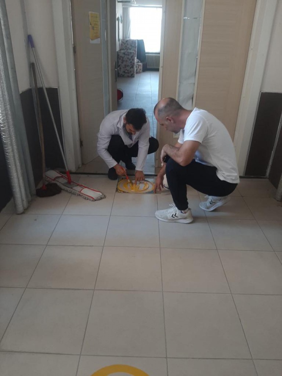 manisa_ozel's tweet photo. COVİD-19'a karşı okulumuzda sosyal mesafe işaretleri sınıf düzenlemeleri ve hijyen noktaları oluşturuldu.
@il_mem_45 @mem_yunusemre @mdikici45 @RayDemirtas #yunusemredeeğitim https://t.co/iQjQia3EE1