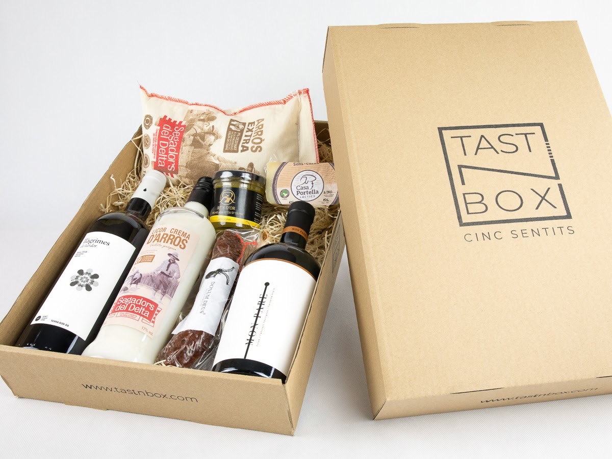 "Pura essència de les Terres de l'Ebre"".

Així és com definim des de <a href="/tastnbox/">TASTNBOX</a> aquesta super combinació de productes. 

Si tens alguna idea per descriure'l la volem saber! 
Us llegim👇🏽🧐
​
​#ProductesProximitat #Km0 #TerraAlta #wine #food