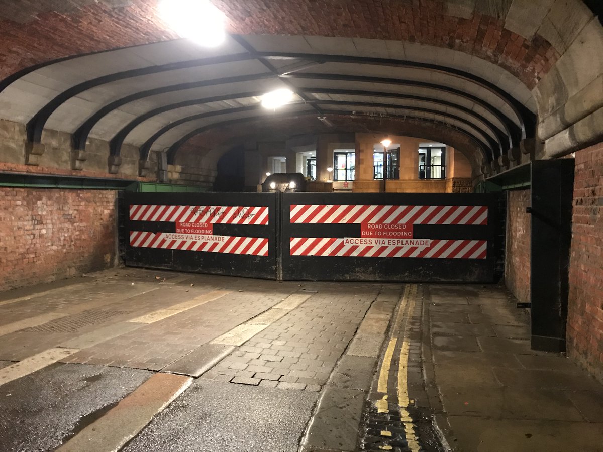 ChloeLaversuch's tweet photo. ๐ง๏ธ Sandbag barriers being built and floodgates shut in York as the city prepares for serious flooding along the River Ouse https://t.co/pHcEVOxj8c