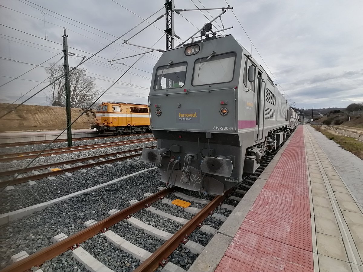 jonan_amas's tweet photo. Territorio GM
@Captrain_Europe @ferrovial_es @Ineco_es
#Captrain #CaptrainCrew #CaptrainTeam #CaptrainEspaña #sncflogistics #Sncf #Renfe #Alquiler #RenfeRosco #ComsaRailTransport #Ferrovial #Ineco #EMD #Nohab #MZ #Renfe319 https://t.co/zYr6lpxABQ