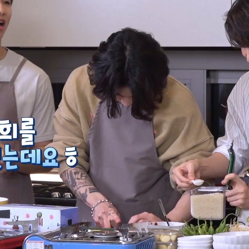 yoshiasm2's tweet photo. Tenía que llegar el RUN BTS 125 para ver los tattoos del brazito de Jungkook.. Ya era hora que no los pixelen.. Feliz de este momento 😍💜
#BTS_twt
#VLIVE_BTS https://t.co/iuCFXFb7fE