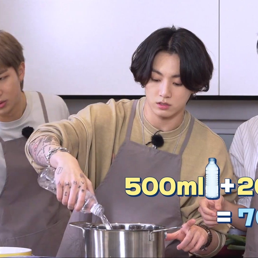 yoshiasm2's tweet photo. Tenía que llegar el RUN BTS 125 para ver los tattoos del brazito de Jungkook.. Ya era hora que no los pixelen.. Feliz de este momento 😍💜
#BTS_twt
#VLIVE_BTS https://t.co/iuCFXFb7fE