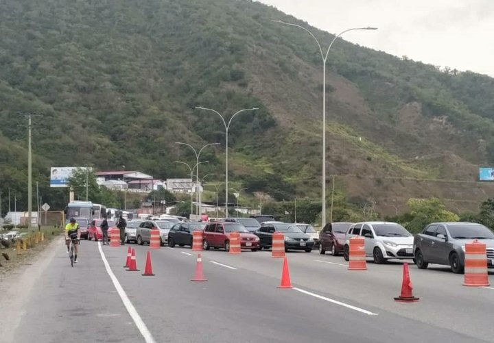 Nestor1Ramirez's tweet photo. Fuerte retraso en #ElCercado motivado por el punto de control de la @GNBoficialVE @INTToficial #AGMA #SentidoCaracas 
.@MaquinaDelAire 
.@super_romantica 
#ElPájaroDeLaAutopista 
#COVID19 
#Tránsito https://t.co/e9J1PLz5kw