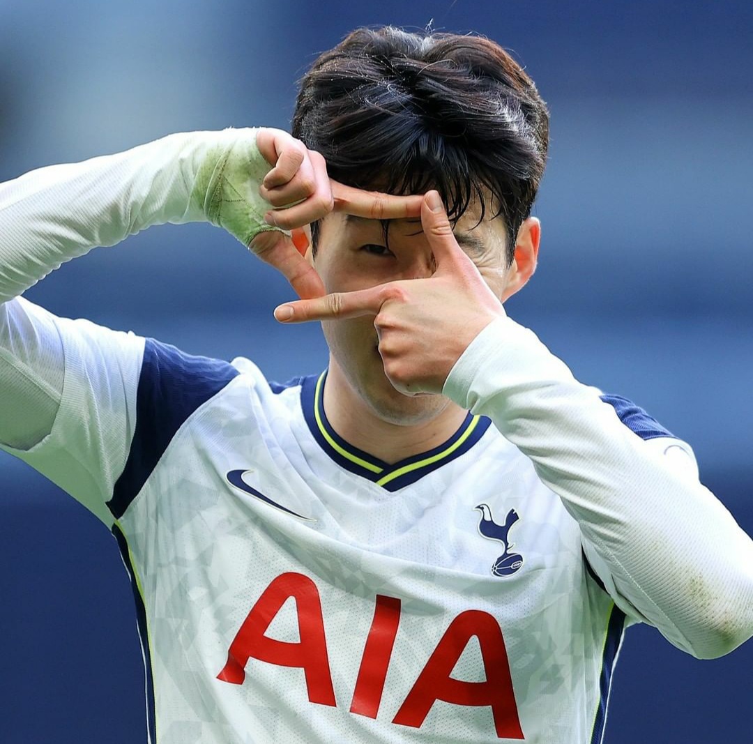 Spurs_KR's tweet photo. 🎉 트위터 론칭 기념 🎉
지난 Q&amp;A 시간에 이어 팬들을 위해 다시 한 번 준비했습니다! 
손흥민 선수에게 궁금한 것이 있다면 댓글 또는 리트윗을 통해 올려주세요! 질문에 대한 답은 곧 트위터를 통해 알려드릴 예정입니다 😀
많은 관심과 참여 부탁드립니다! 

#Sonny #HeungMinSon #토트넘 https://t.co/XsfQxdFWs9