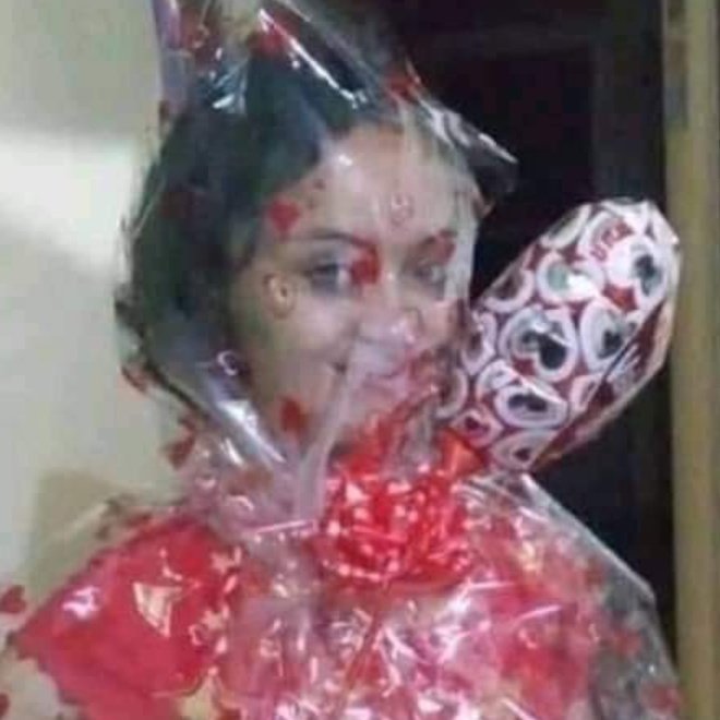 ventfolders's tweet photo. me on valentines wrapping myself as gift for my crush: https://t.co/hEvLXomklI