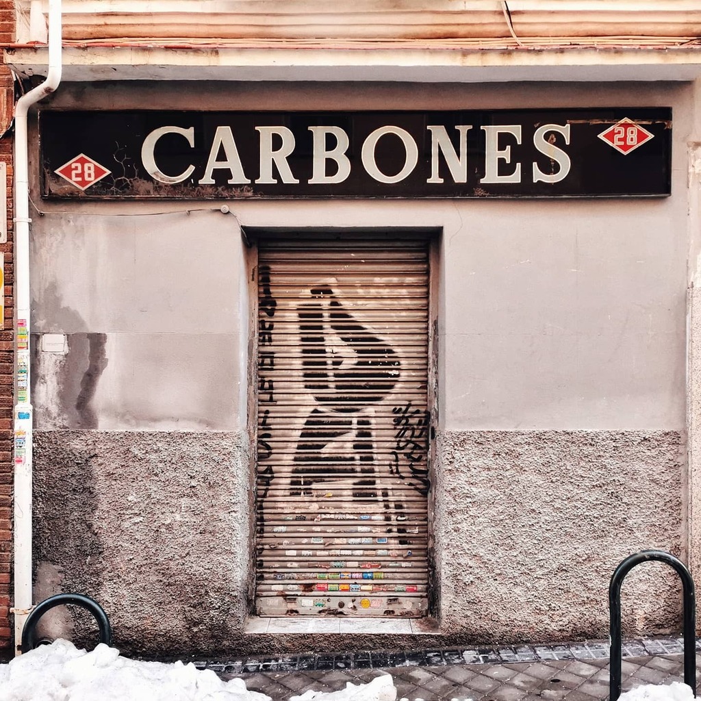 Retreros_tuit's tweet photo. Carbones, calle de Aranjuez #madrid #patrimoniografico #pintadoamano #rotulos #tipografia #rotulacion #letreros #retro #antiguo #vintage #comercio #rotulosretro #typography #typehunter #signhunting #typegang #foundtype #sign #typenerd #retrosign #vinta… https://t.co/4j8i6dOlKM https://t.co/RDJiYFuBk5