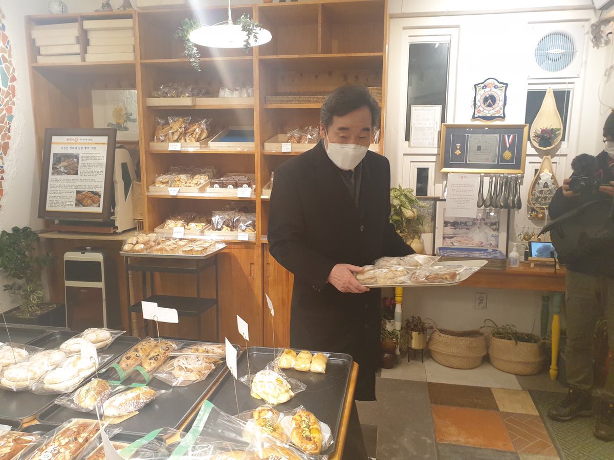 nylee21's tweet photo. 오늘의 #한끼포장 은 빵입니다. 집에 가는 길에 종로구 통인시장 옆 빵집에 들렀습니다.

꽤 오래되고 유명한 가게. 조금 넉넉히 샀습니다. 우유 한 잔에 달콤한 빵.

빵집이든 만두집이든 식당이든 어디든 좋습니다. 배달하지 않는 동네가게를 이용하는 #한끼포장 으로 어려운 시기, 함께 극복합시다. https://t.co/ONFxh19Djc